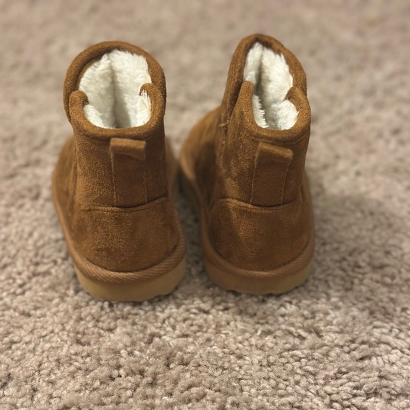 Old Navy Toddler Cozy Brown Boots | Size 5 - Picture 4 of 4